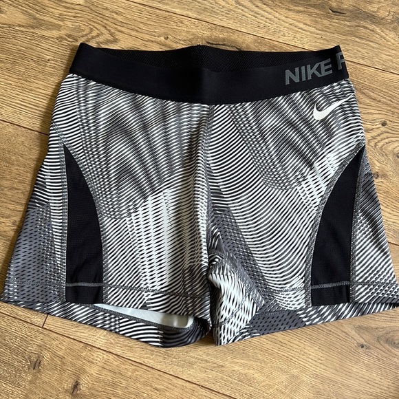 Nike Pro shorts - Picture 1 of 3